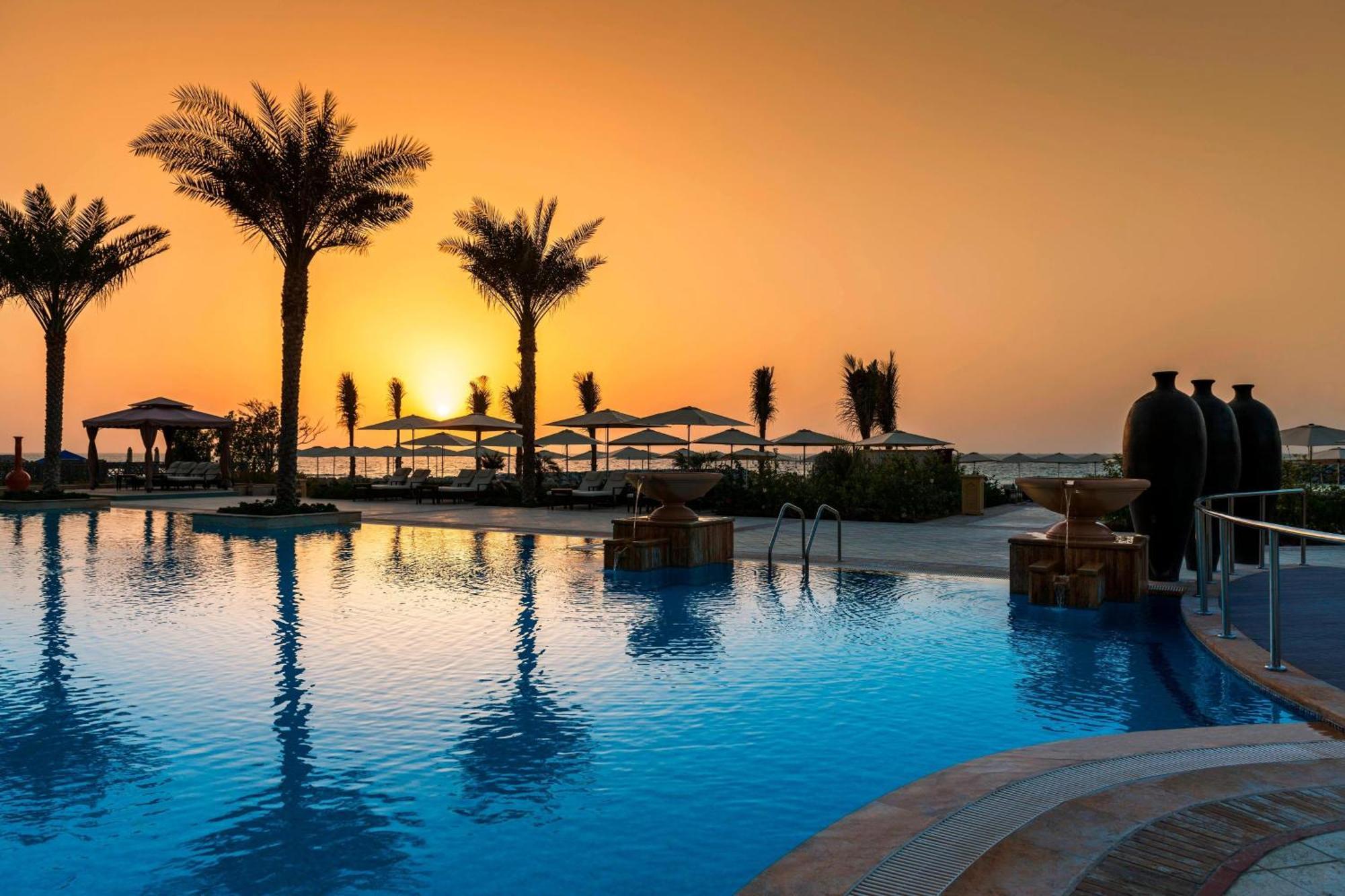 Ajman Saray, A Luxury Collection Resort, Adzsmán Kültér fotó The pool at the resort