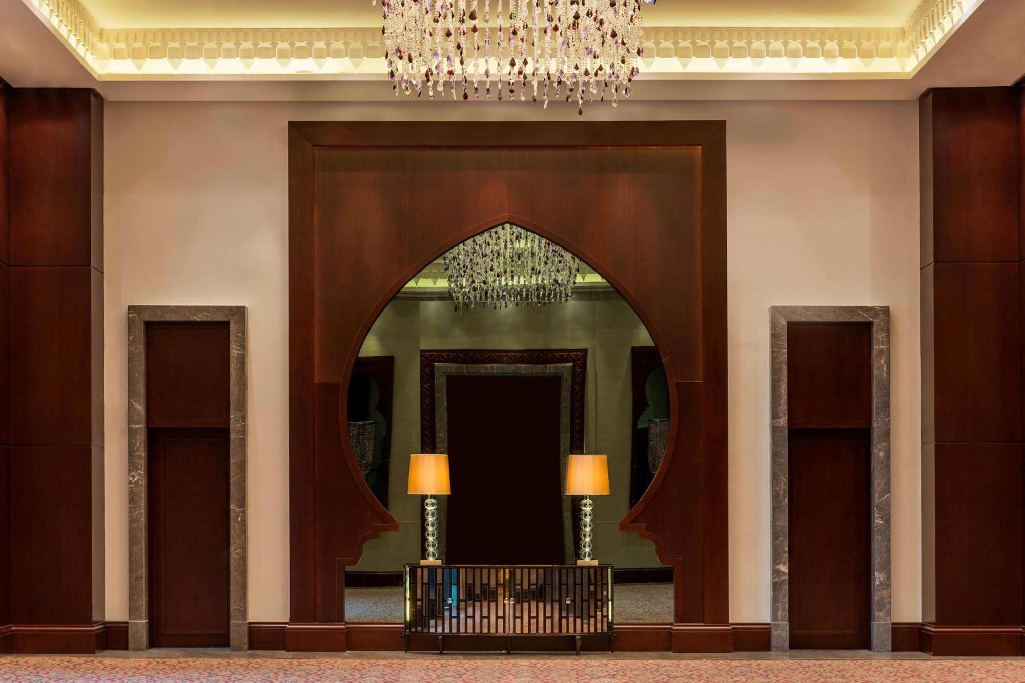 Ajman Saray, A Luxury Collection Resort, Adzsmán Kültér fotó The hotel's lobby