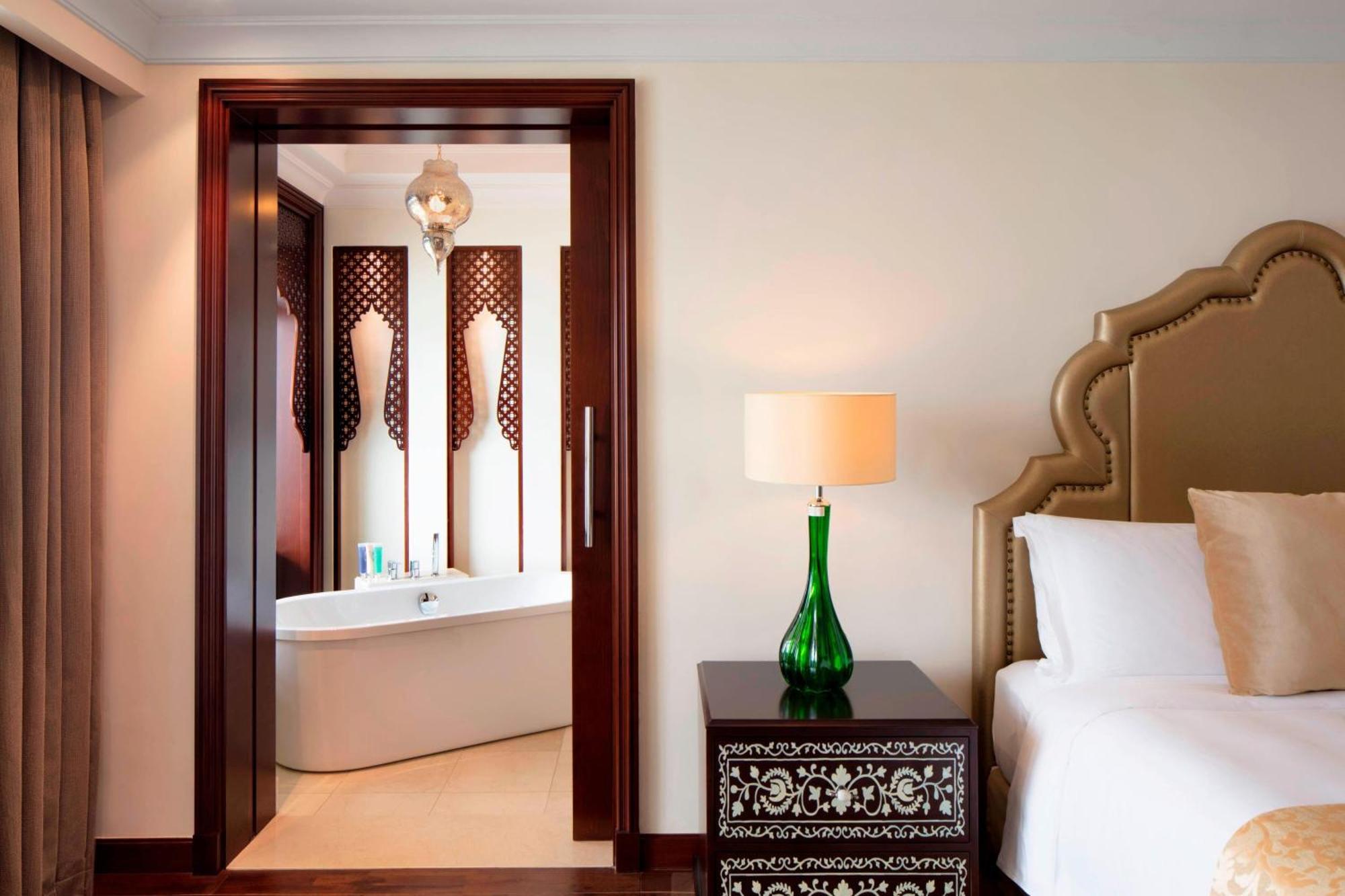 Ajman Saray, A Luxury Collection Resort, Adzsmán Kültér fotó A bedroom at the Taj Mahal Palace