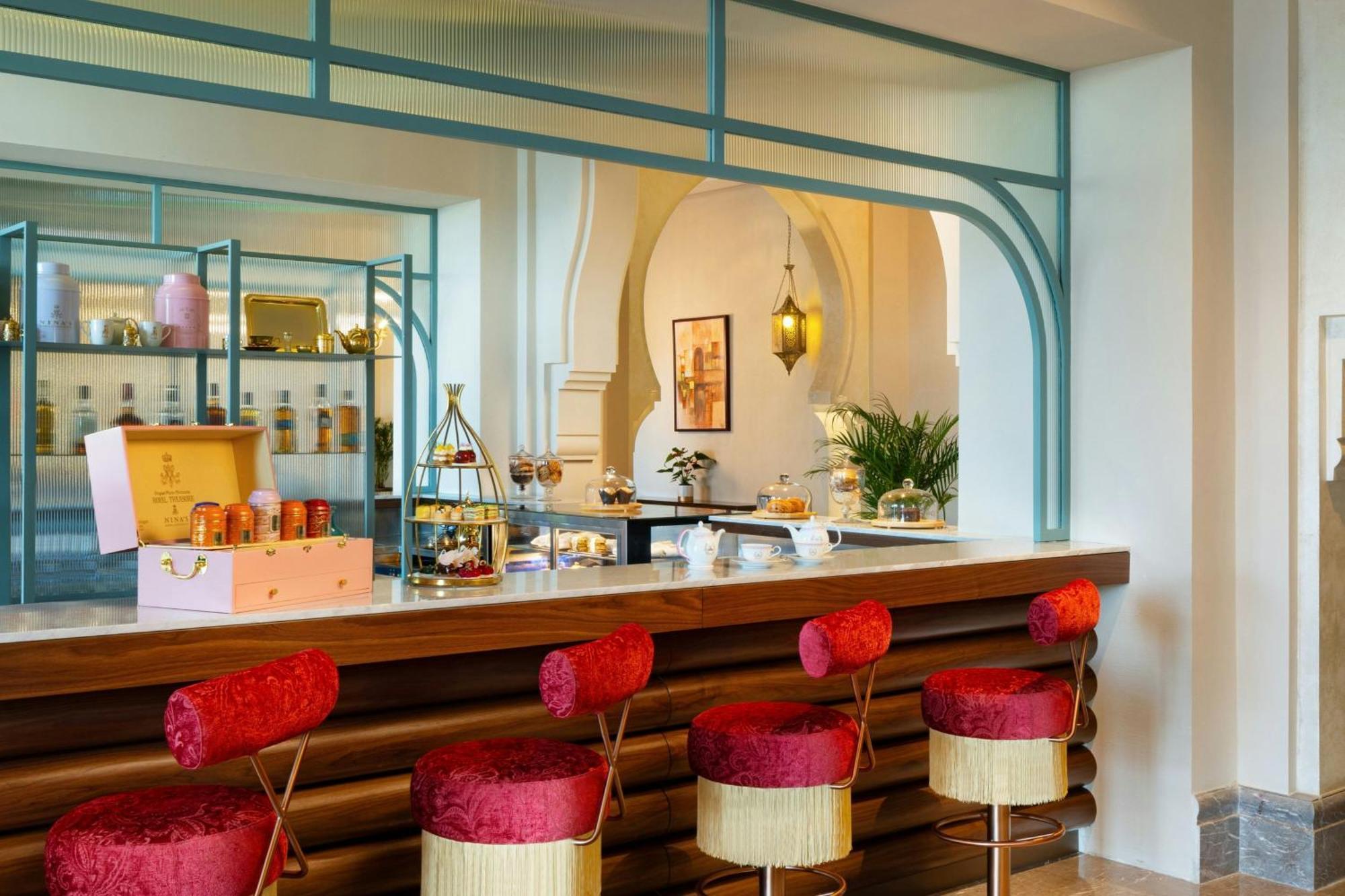 Ajman Saray, A Luxury Collection Resort, Adzsmán Kültér fotó The bar at the hotel